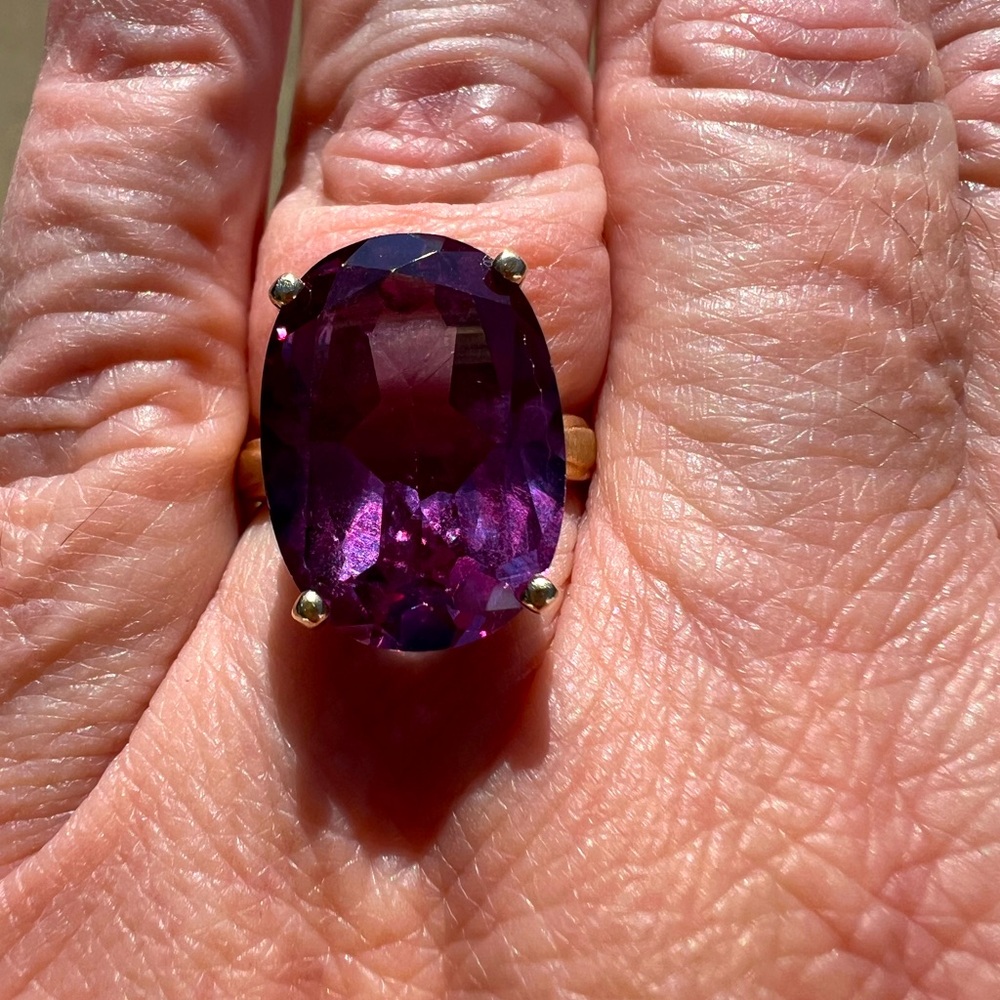 Vintage 10k yellow Gold lab grown Alexandrite